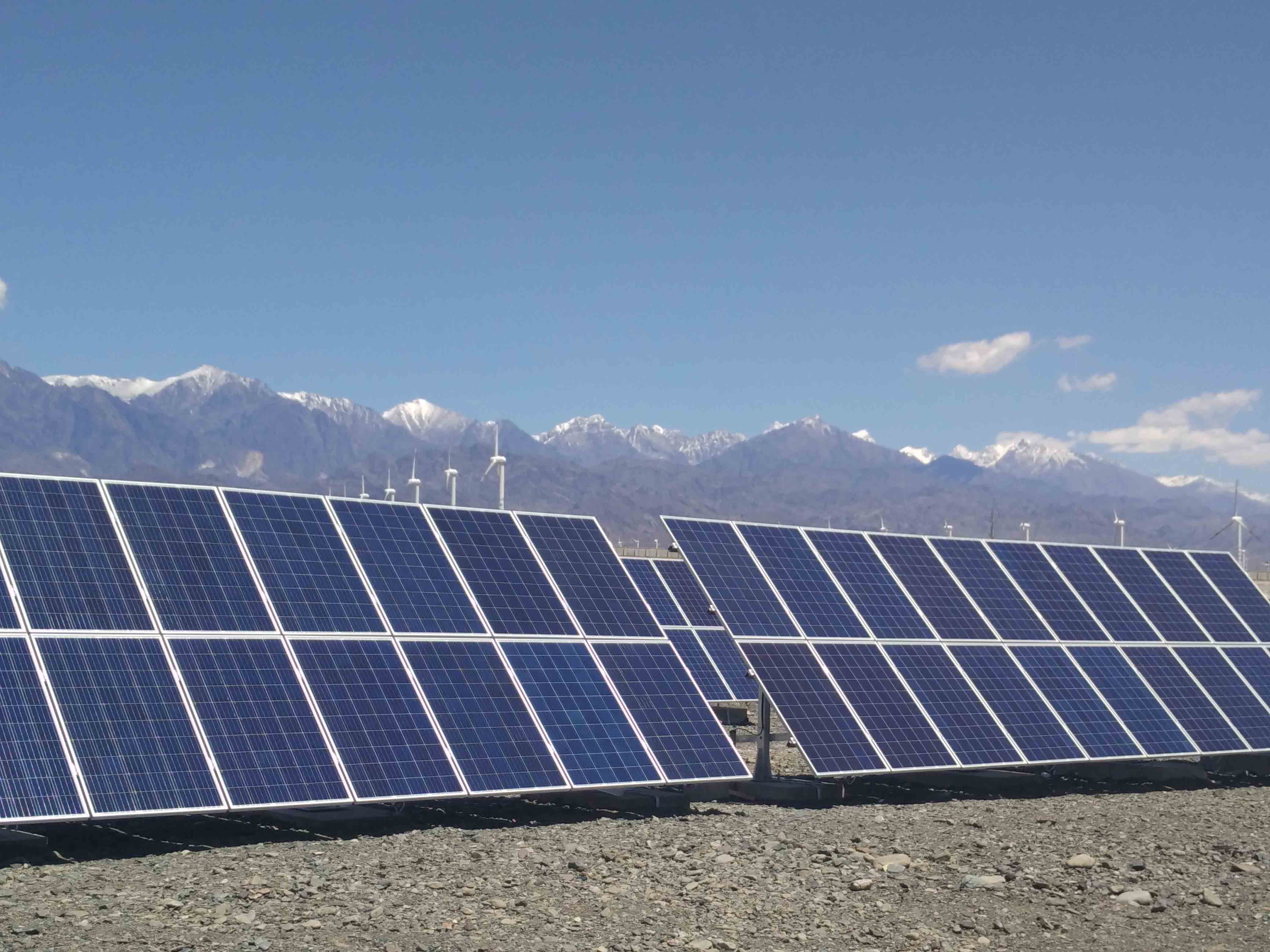 新疆空管局使用光、儲(chǔ)、柴多能互補(bǔ)微電網(wǎng)系統(tǒng)：提供導(dǎo)航站全天不間斷供電(圖1)