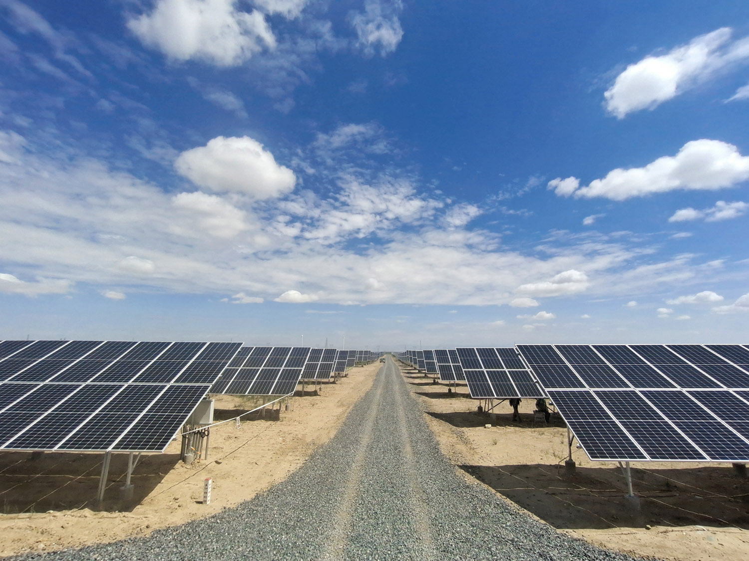 喜訊：能高公司承建100MW光伏發(fā)電項(xiàng)目實(shí)現(xiàn)全容量并網(wǎng)！(圖2)